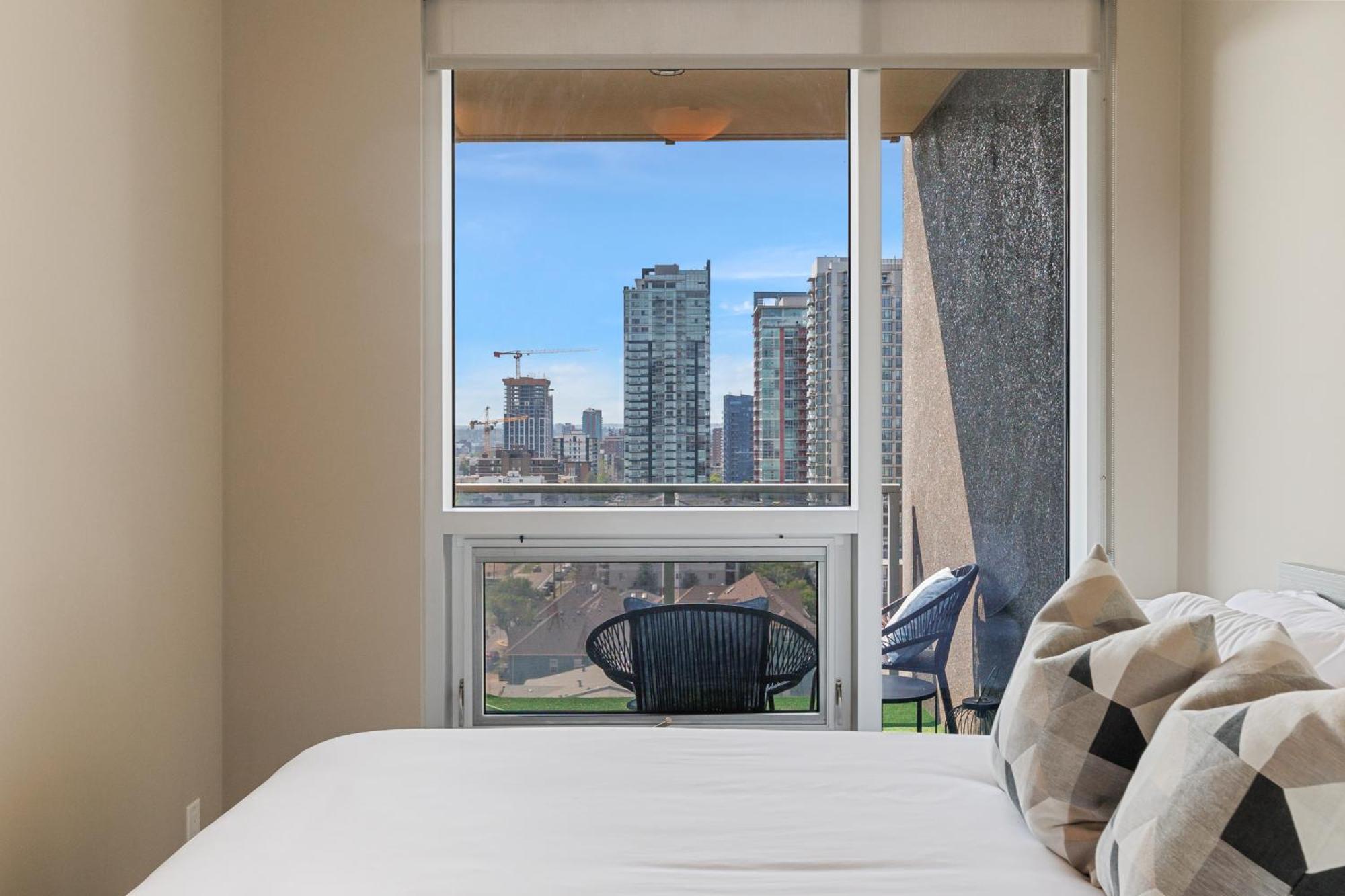 Heart Of Downtown Calgary Spacious Luxury Condo With Stunning Views And Premium Amenities Eksteriør bilde