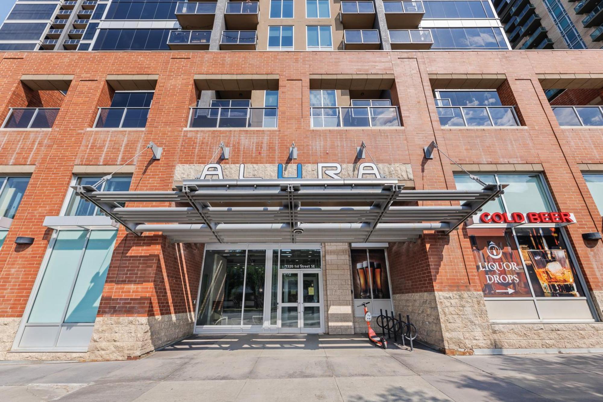 Heart Of Downtown Calgary Spacious Luxury Condo With Stunning Views And Premium Amenities Eksteriør bilde